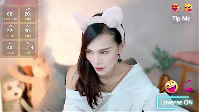 Snapshot of LunaBelle1984 chatting on 09/20/25, 03:02 LunaBelle1984 online show from 09/20/25, 03:02