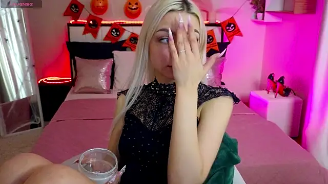 LinaLirian online show from 10/28/25, 01:47