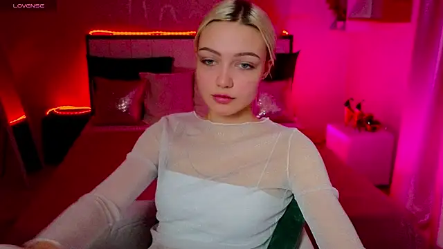 LinaLirian online show from 11/14/25, 01:32