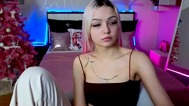 LinaLirian online show from 12/16/25, 01:38