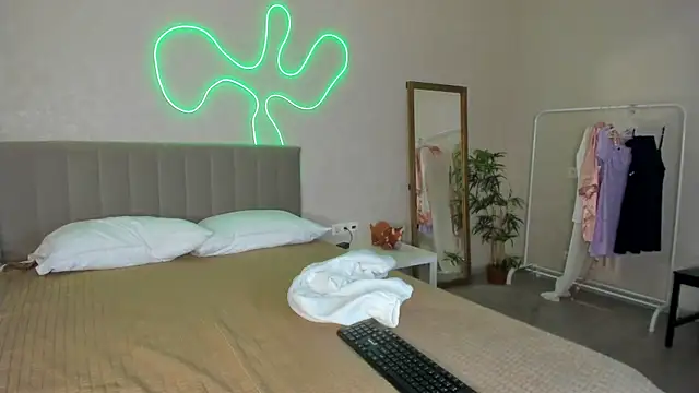 Candy Cansew online show from 09/13/25, 12:21