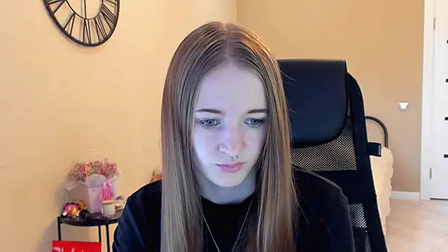 Snapshot of KateKayer chatting on 10/20/25, 10:05 KateKayer online show from 10/20/25, 10:05