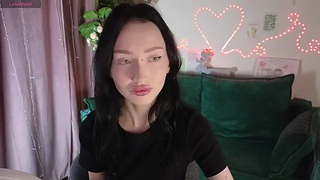 Snapshot of _holly_berry_ chatting on 10/05/25, 01:37 holly berry online show from 10/05/25, 01:37