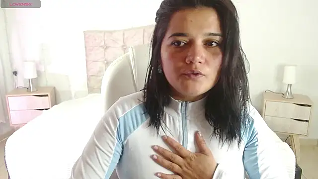 mia traveluxe online show from 10/05/25, 02:10