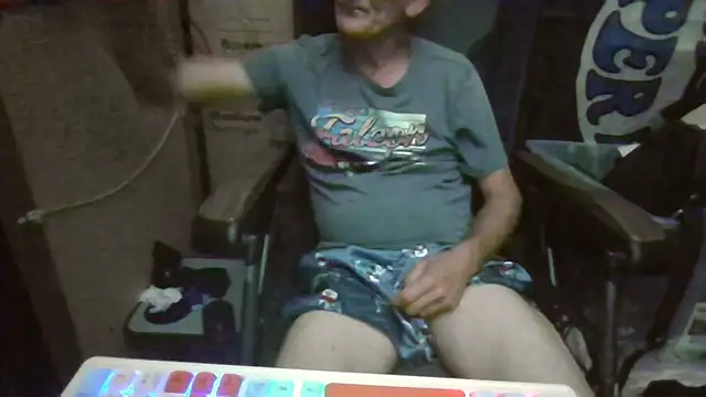 Snapshot of Lovyourpuss chatting on 05/17/26, 02:02 Lovyourpuss online show from 05/17/26, 02:02