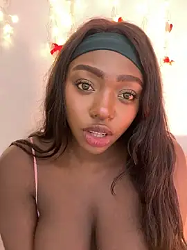 Snapshot of alissradiante1 chatting on 12/19/25, 01:45 alissradiante1 online show from 12/19/25, 01:45