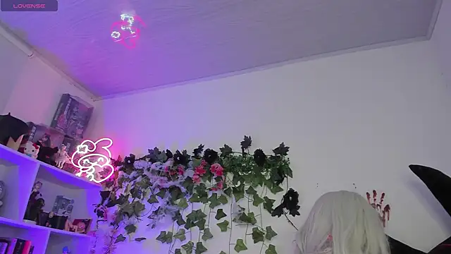 sarahminage  online show from 11/14/25, 10:07