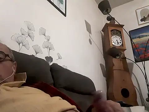 Snapshot of Vince072 chatting on 09/16/25, 07:04 Vince072 online show from 09/16/25, 07:04