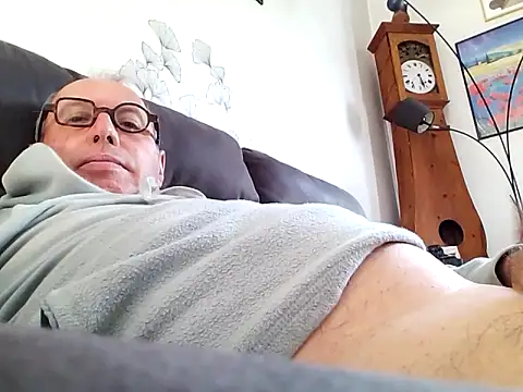 Snapshot of Vince072 chatting on 09/25/25, 09:24 Vince072 online show from 09/25/25, 09:24