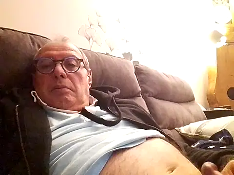 Snapshot of Vince072 chatting on 10/08/25, 06:38 Vince072 online show from 10/08/25, 06:38