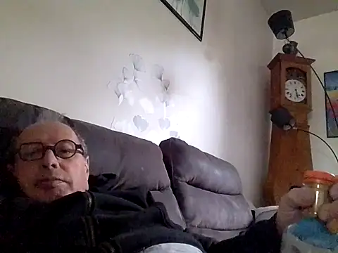 Snapshot of Vince072 chatting on 10/10/25, 06:34 Vince072 online show from 10/10/25, 06:34