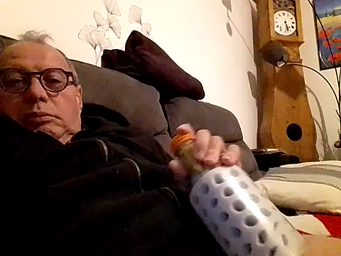 Snapshot of Vince072 chatting on 10/13/25, 05:07 Vince072 online show from 10/13/25, 05:07