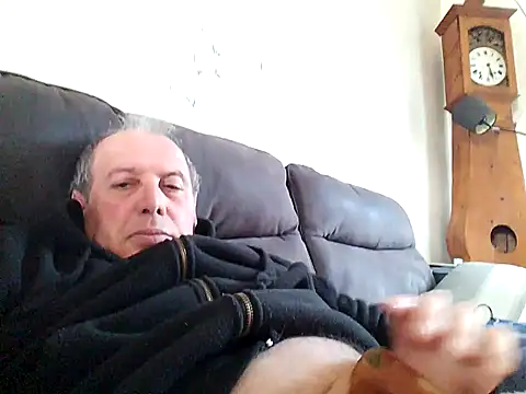 Snapshot of Vince072 chatting on 10/20/25, 11:32 Vince072 online show from 10/20/25, 11:32