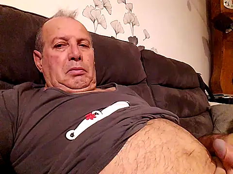 Snapshot of Vince072 chatting on 11/07/25, 04:12 Vince072 online show from 11/07/25, 04:12