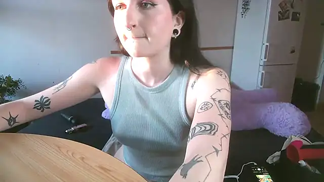 Snapshot of Violett3333 chatting on 03/21/26, 05:38 Violett3333 online show from 03/21/26, 05:38