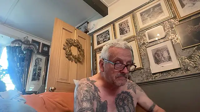 Snapshot of poggles chatting on 07/20/26, 01:24 poggles online show from 07/20/26, 01:24