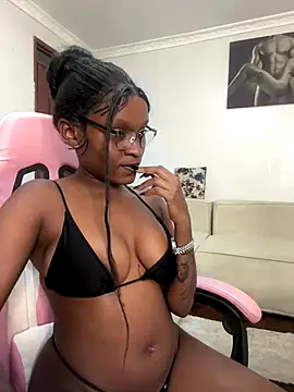 Snapshot of Lil-shawrie chatting on 10/20/25, 10:43 Lil-shawrie online show from 10/20/25, 10:43