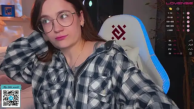 Snapshot of mia_here chatting on 10/20/25, 11:54 mia here online show from 10/20/25, 11:54