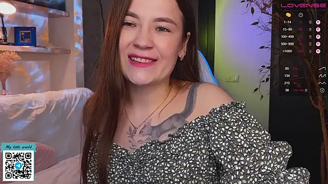 Snapshot of mia_here chatting on 10/21/25, 11:11 mia here online show from 10/21/25, 11:11