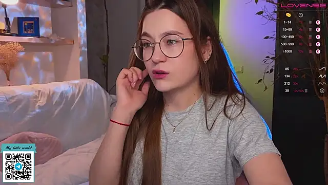Snapshot of mia_here chatting on 10/24/25, 11:50 mia here online show from 10/24/25, 11:50