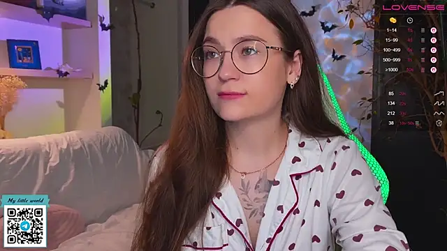 mia here online show from 10/28/25, 12:09