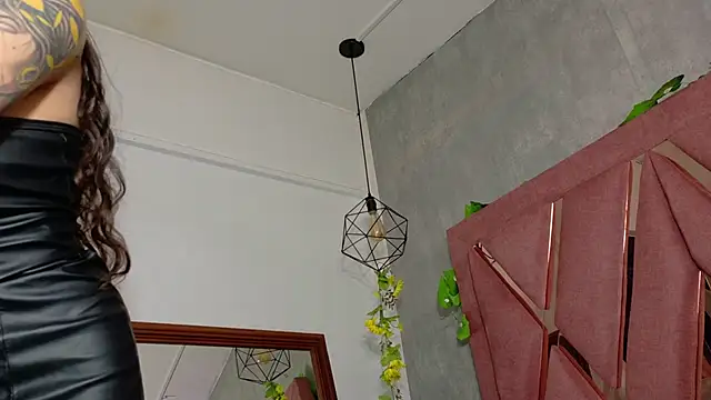 viollettaa  online show from 12/05/25, 06:59