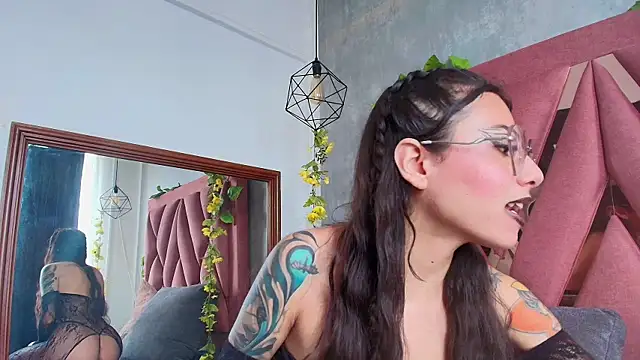 viollettaa  online show from 05/02/26, 07:30