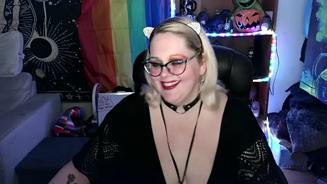Snapshot of Kinky_Witch chatting on 06/19/26, 06:01 Kinky Witch online show from 06/19/26, 06:01