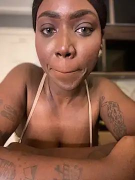 Snapshot of Alexia_24 chatting on 10/27/25, 12:47 Alexia 24 online show from 10/27/25, 12:47