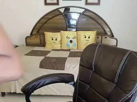 Snapshot of LovelyYoYo chatting on 10/08/25, 02:09 LovelyYoYo online show from 10/08/25, 02:09