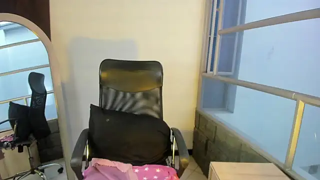 Snapshot of Pamela_Squirtt chatting on 09/15/25, 02:17 Pamela Squirtt online show from 09/15/25, 02:17