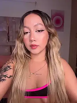 Snapshot of Becca_Johnson_u chatting on 11/14/25, 02:21 Becca Johnson u online show from 11/14/25, 02:21