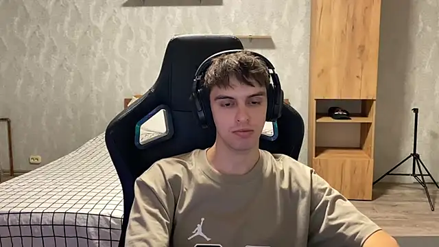 Snapshot of elliot_scott chatting on 09/20/25, 01:23 elliot scott online show from 09/20/25, 01:23