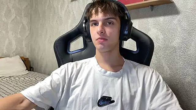 Snapshot of elliot_scott chatting on 10/01/25, 07:42 elliot scott online show from 10/01/25, 07:42