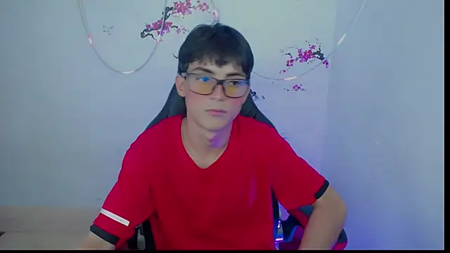 Snapshot of Thommy_cute chatting on 11/19/25, 01:27 Thommy cute online show from 11/19/25, 01:27