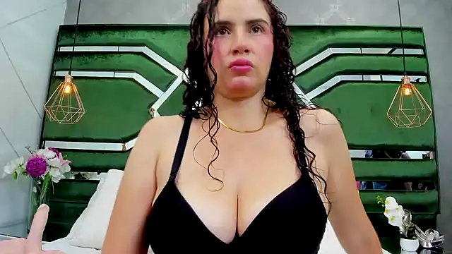 ThaliaCross online show from 10/14/25, 07:36