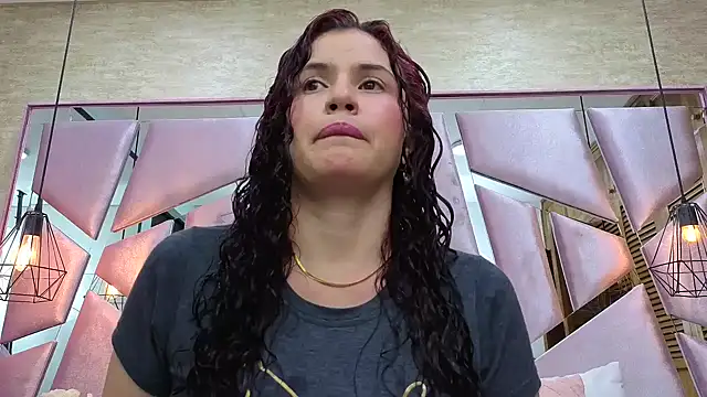 Snapshot of ThaliaCross chatting on 12/19/25, 08:05 ThaliaCross online show from 12/19/25, 08:05