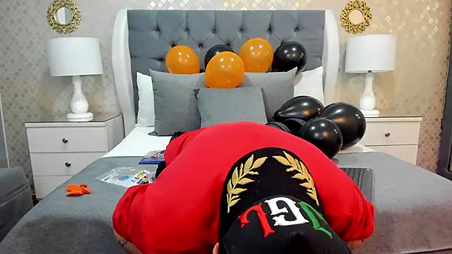 ZoeKrug online show from 10/14/25, 07:25