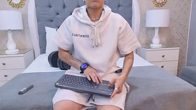 ZoeKrug online show from 11/06/25, 11:44