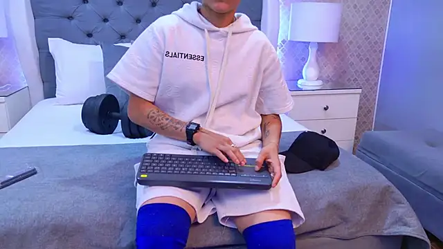 ZoeKrug online show from 11/28/25, 08:00