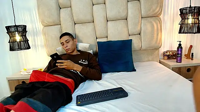 Zoelucas online show from 12/02/25, 11:48