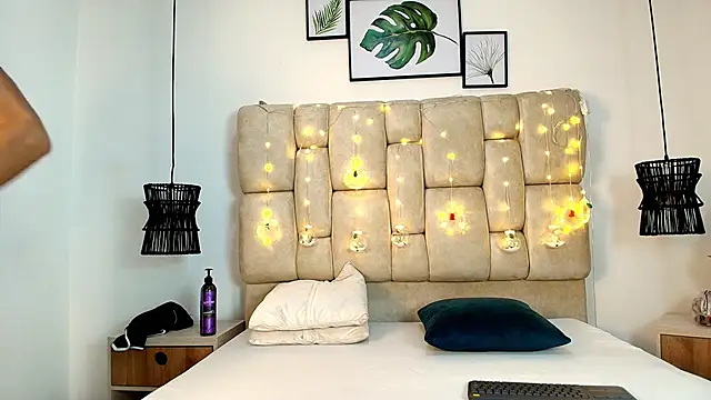 Zoelucas online show from 12/05/25, 12:03