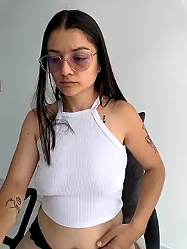 Snapshot of Coralinne__ chatting on 04/03/26, 03:43 Coralinne online show from 04/03/26, 03:43