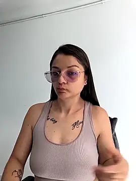 Snapshot of Coralinne__ chatting on 04/24/26, 03:03 Coralinne online show from 04/24/26, 03:03
