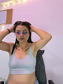 Snapshot of Coralinne__ chatting on 05/19/26, 01:56 Coralinne online show from 05/19/26, 01:56
