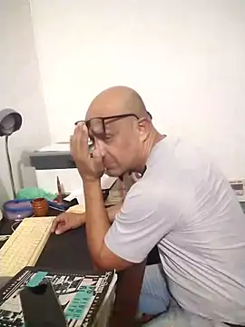 Snapshot of jorge406 chatting on 10/19/25, 01:50 jorge406 online show from 10/19/25, 01:50