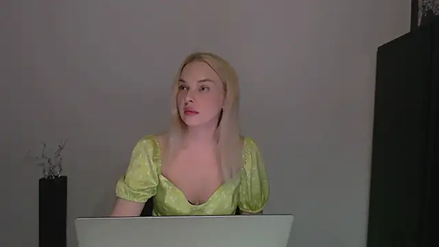 Snapshot of Lia_noo_regrets chatting on 04/17/26, 04:43 Lia noo regrets online show from 04/17/26, 04:43