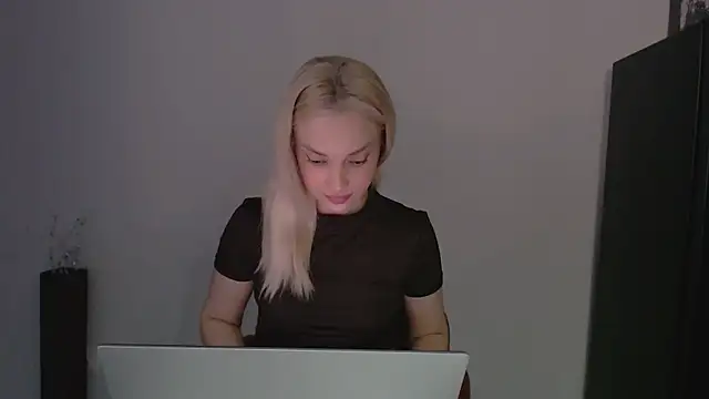 Snapshot of Lia_noo_regrets chatting on 04/19/26, 04:06 Lia noo regrets online show from 04/19/26, 04:06