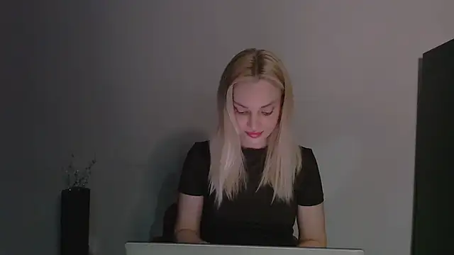Snapshot of Lia_noo_regrets chatting on 04/19/26, 06:10 Lia noo regrets online show from 04/19/26, 06:10