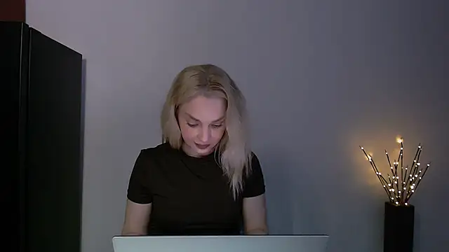 Snapshot of Lia_noo_regrets chatting on 05/30/26, 04:04 Lia noo regrets online show from 05/30/26, 04:04